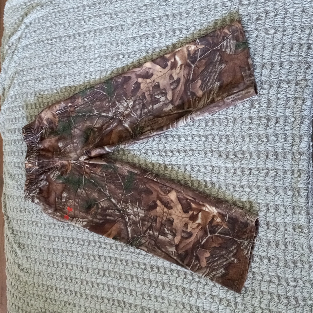 Boys under armour size 7 camo athletic pants